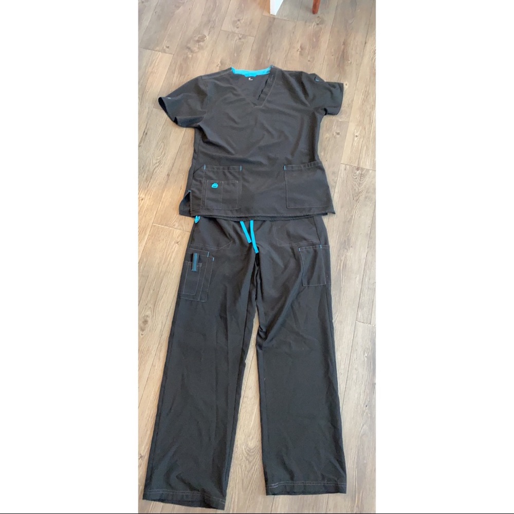 Women’s Carhartt scrubs